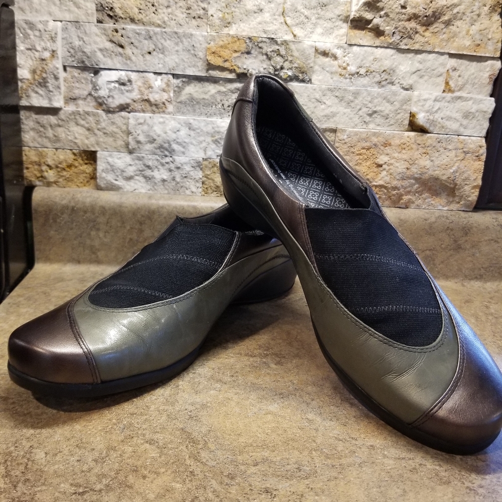 Aravon by New Balance slip on leather shoes
